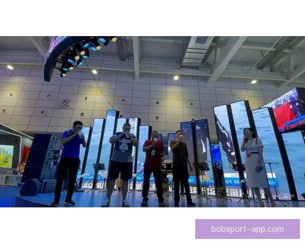 场上球员场下房产经纪人加超球员用名片庆祝进球引热议身份反差吸睛